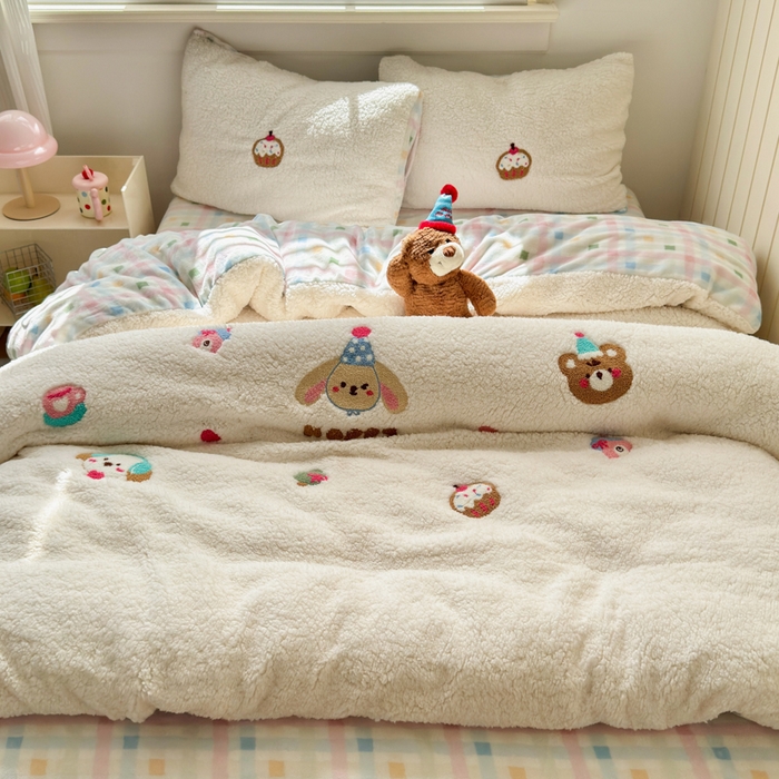 91家纺网 家纺一手货源 找家纺 欣宜家纺 2025新款ins风200克羊羔绒毛巾绣牛奶绒四件套加厚保暖床单被套宿舍三件套 小熊乐园