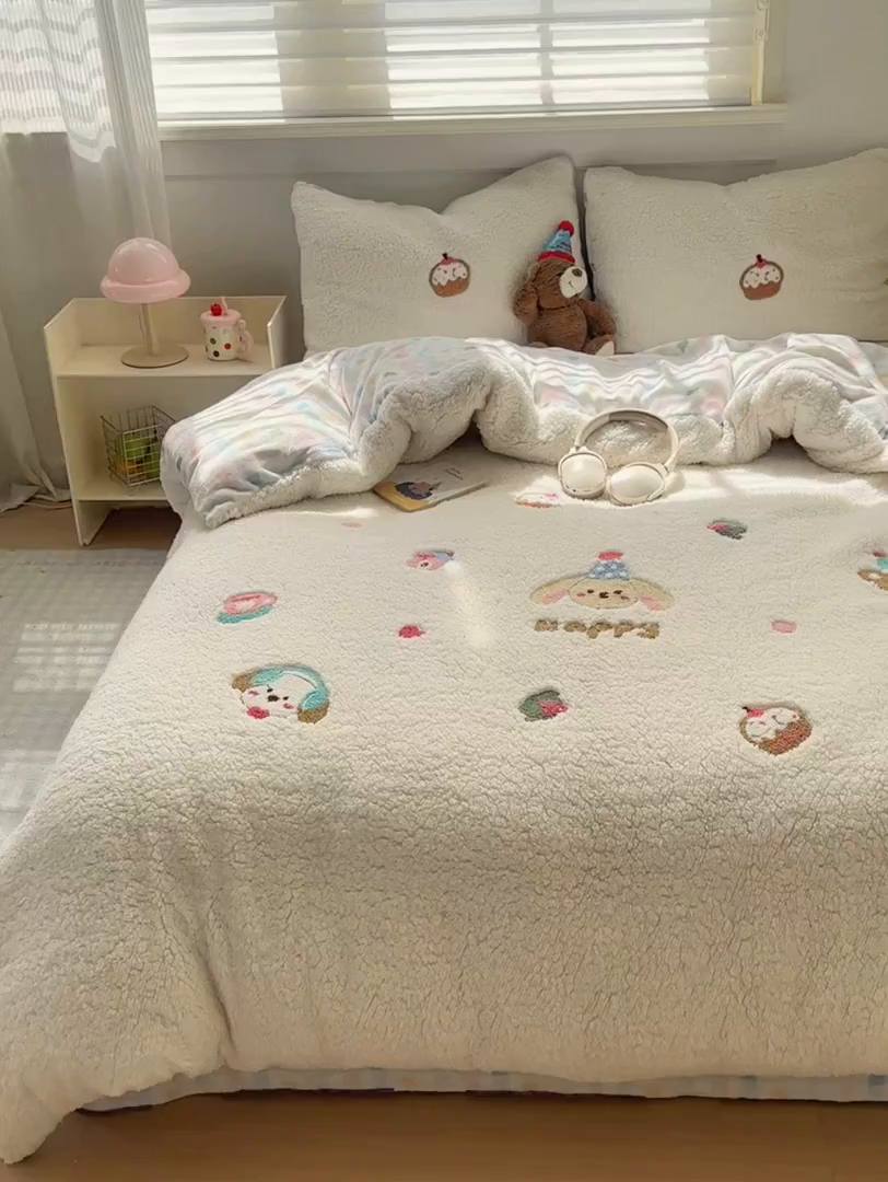 91家纺网 家纺一手货源 找家纺 欣宜家纺 2025新款ins风200克羊羔绒毛巾绣牛奶绒四件套加厚保暖床单被套宿舍三件套 小熊乐园