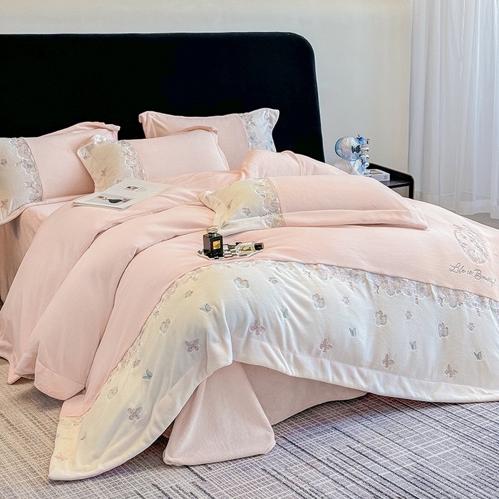 91家纺网 家纺一手货源 找家纺 （总）欣宜家纺 2025秋冬爆款新品A类230克全消光牛奶绒绣花四件套