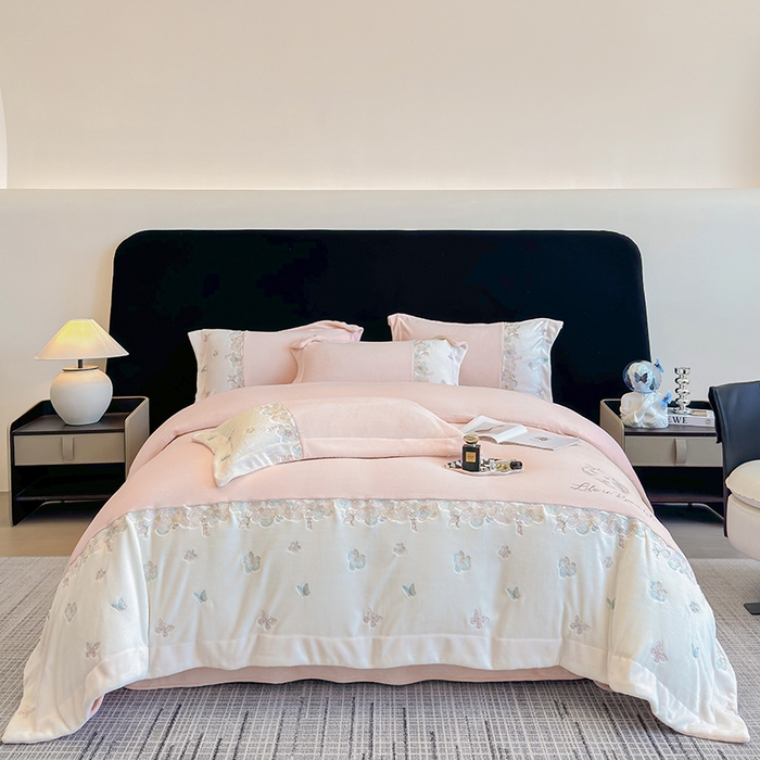 欣宜家纺 2025秋冬爆款新品A类230克全消光牛奶绒绣花四件套 蝶纷飞-粉