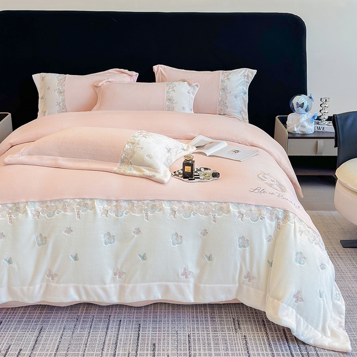 91家纺网 家纺一手货源 找家纺 欣宜家纺 2025秋冬爆款新品A类230克全消光牛奶绒绣花四件套 蝶纷飞-粉