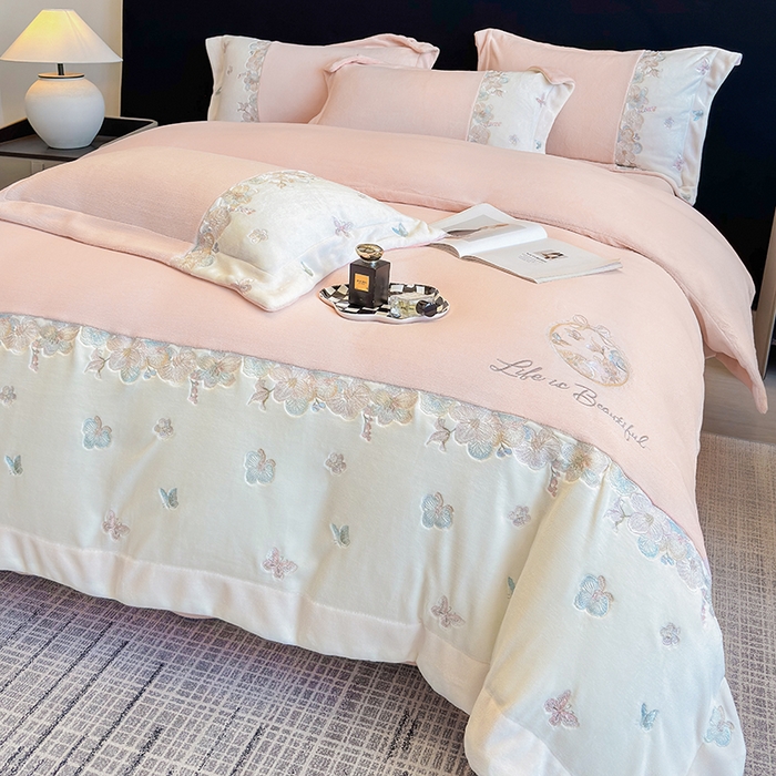 91家纺网 家纺一手货源 找家纺 欣宜家纺 2025秋冬爆款新品A类230克全消光牛奶绒绣花四件套 蝶纷飞-粉