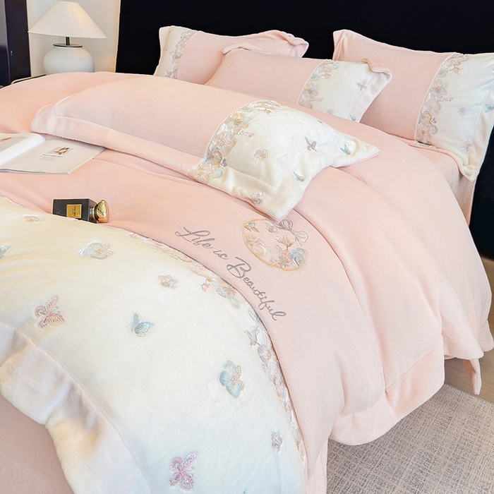 91家纺网 家纺一手货源 找家纺 欣宜家纺 2025秋冬爆款新品A类230克全消光牛奶绒绣花四件套 蝶纷飞-粉