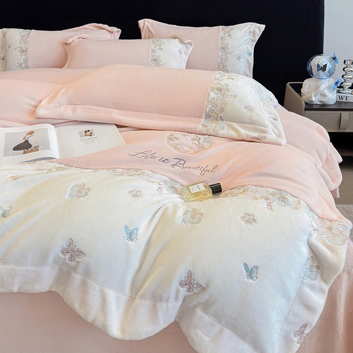 91家纺网 家纺一手货源 找家纺 欣宜家纺 2025秋冬爆款新品A类230克全消光牛奶绒绣花四件套 蝶纷飞-粉