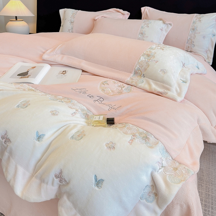 91家纺网 家纺一手货源 找家纺 欣宜家纺 2025秋冬爆款新品A类230克全消光牛奶绒绣花四件套 蝶纷飞-粉