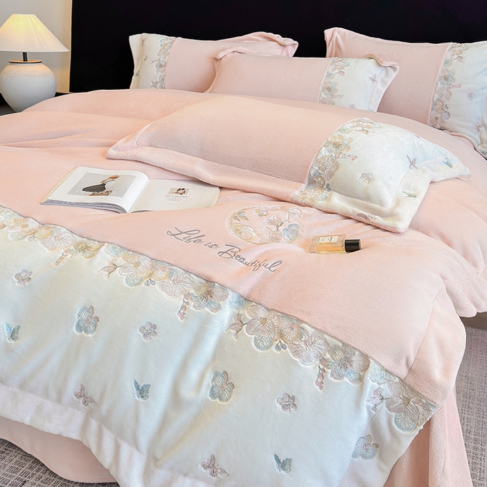 91家纺网 家纺一手货源 找家纺 欣宜家纺 2025秋冬爆款新品A类230克全消光牛奶绒绣花四件套 蝶纷飞-粉