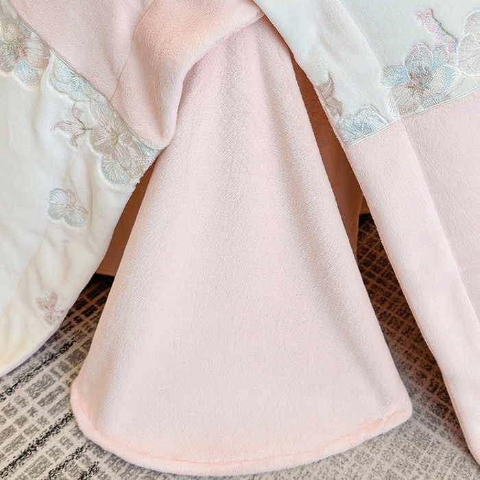 91家纺网 家纺一手货源 找家纺 欣宜家纺 2025秋冬爆款新品A类230克全消光牛奶绒绣花四件套 蝶纷飞-粉