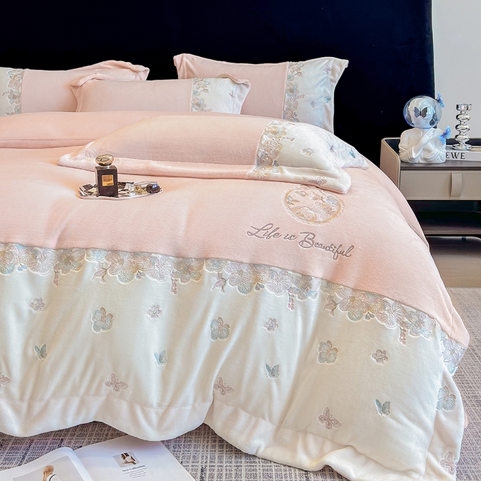 91家纺网 家纺一手货源 找家纺 欣宜家纺 2025秋冬爆款新品A类230克全消光牛奶绒绣花四件套 蝶纷飞-粉