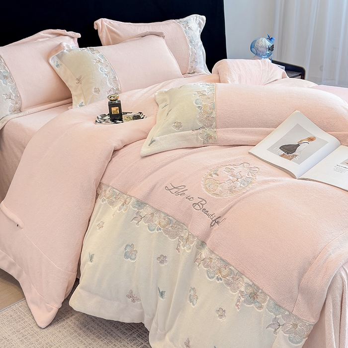 91家纺网 家纺一手货源 找家纺 欣宜家纺 2025秋冬爆款新品A类230克全消光牛奶绒绣花四件套 蝶纷飞-粉