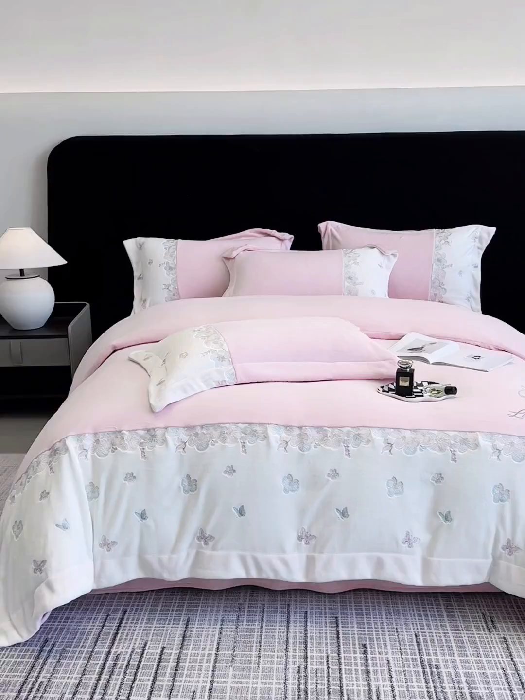 91家纺网 家纺一手货源 找家纺 欣宜家纺 2025秋冬爆款新品A类230克全消光牛奶绒绣花四件套 蝶纷飞-粉