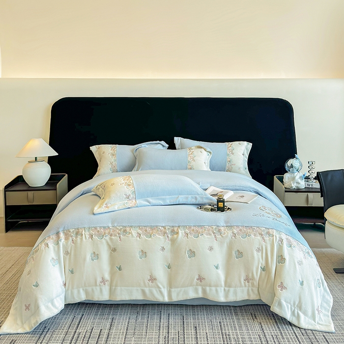 欣宜家纺 2025秋冬爆款新品A类230克全消光牛奶绒绣花四件套 蝶纷飞-蓝