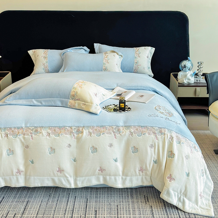 91家纺网 家纺一手货源 找家纺 欣宜家纺 2025秋冬爆款新品A类230克全消光牛奶绒绣花四件套 蝶纷飞-蓝