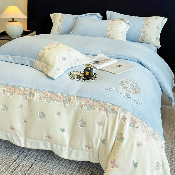 91家纺网 家纺一手货源 找家纺 欣宜家纺 2025秋冬爆款新品A类230克全消光牛奶绒绣花四件套 蝶纷飞-蓝