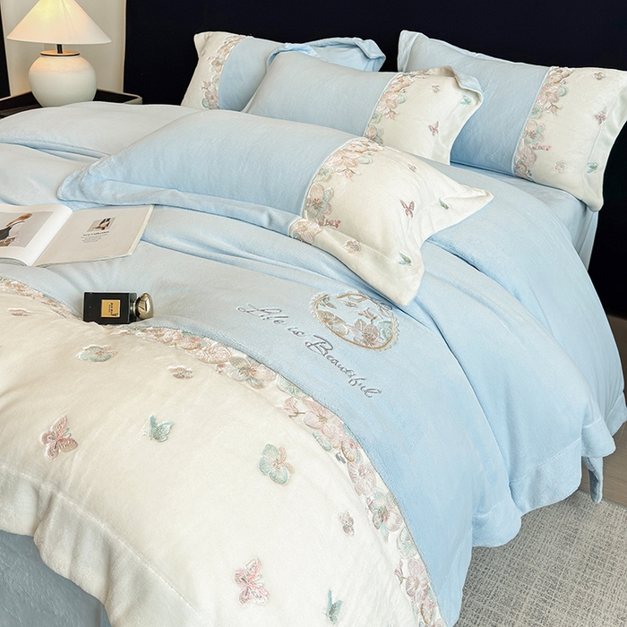 91家纺网 家纺一手货源 找家纺 欣宜家纺 2025秋冬爆款新品A类230克全消光牛奶绒绣花四件套 蝶纷飞-蓝