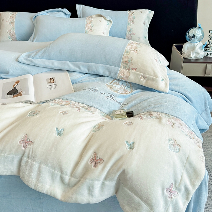 91家纺网 家纺一手货源 找家纺 欣宜家纺 2025秋冬爆款新品A类230克全消光牛奶绒绣花四件套 蝶纷飞-蓝