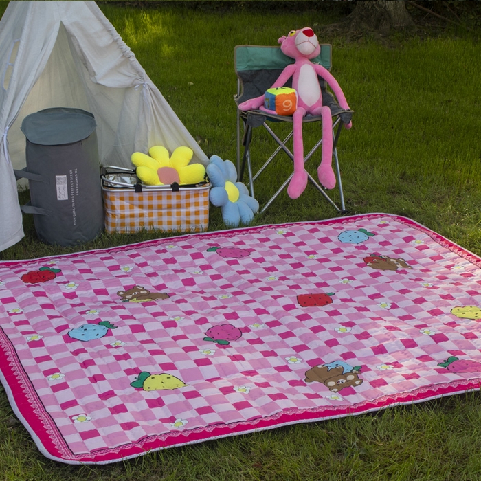 91家纺网 家纺一手货源 找家纺 欣宜家纺 2025新款ins风加厚绗缝防泼水野餐垫 草莓熊