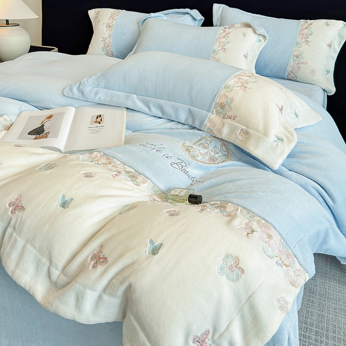 91家纺网 家纺一手货源 找家纺 欣宜家纺 2025秋冬爆款新品A类230克全消光牛奶绒绣花四件套 蝶纷飞-蓝