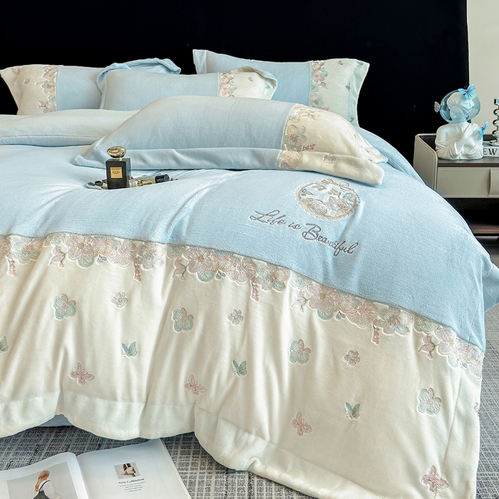 91家纺网 家纺一手货源 找家纺 欣宜家纺 2025秋冬爆款新品A类230克全消光牛奶绒绣花四件套 蝶纷飞-蓝