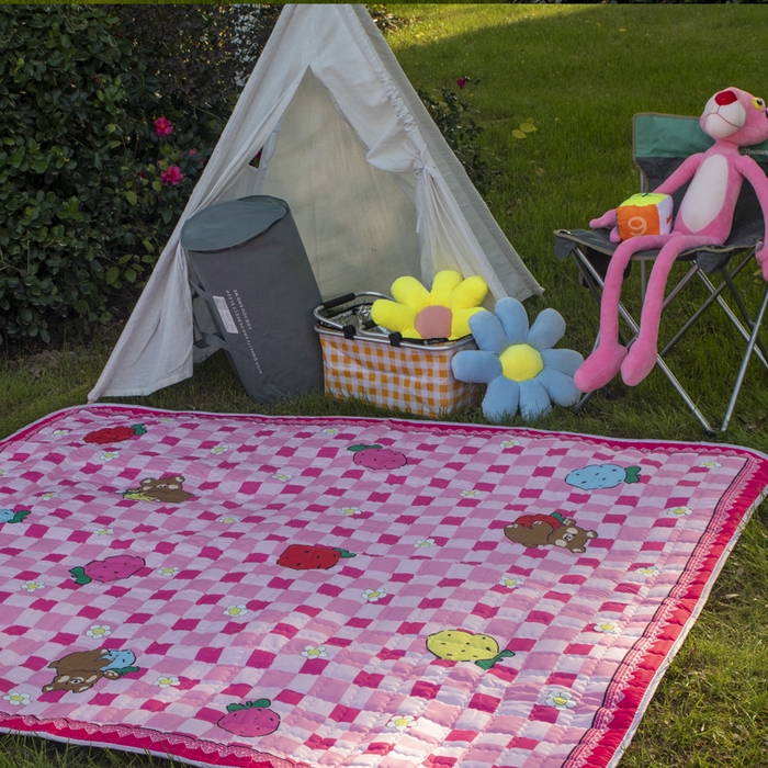 91家纺网 家纺一手货源 找家纺 欣宜家纺 2025新款ins风加厚绗缝防泼水野餐垫 草莓熊