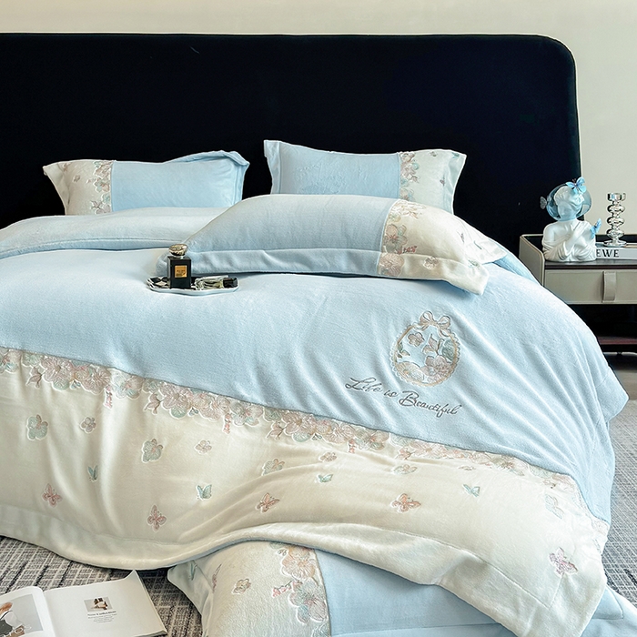 91家纺网 家纺一手货源 找家纺 欣宜家纺 2025秋冬爆款新品A类230克全消光牛奶绒绣花四件套 蝶纷飞-蓝