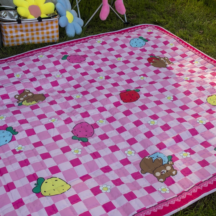 91家纺网 家纺一手货源 找家纺 欣宜家纺 2025新款ins风加厚绗缝防泼水野餐垫 草莓熊