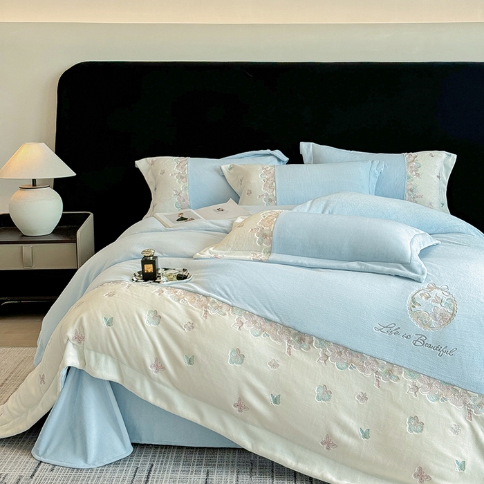 91家纺网 家纺一手货源 找家纺 欣宜家纺 2025秋冬爆款新品A类230克全消光牛奶绒绣花四件套 蝶纷飞-蓝