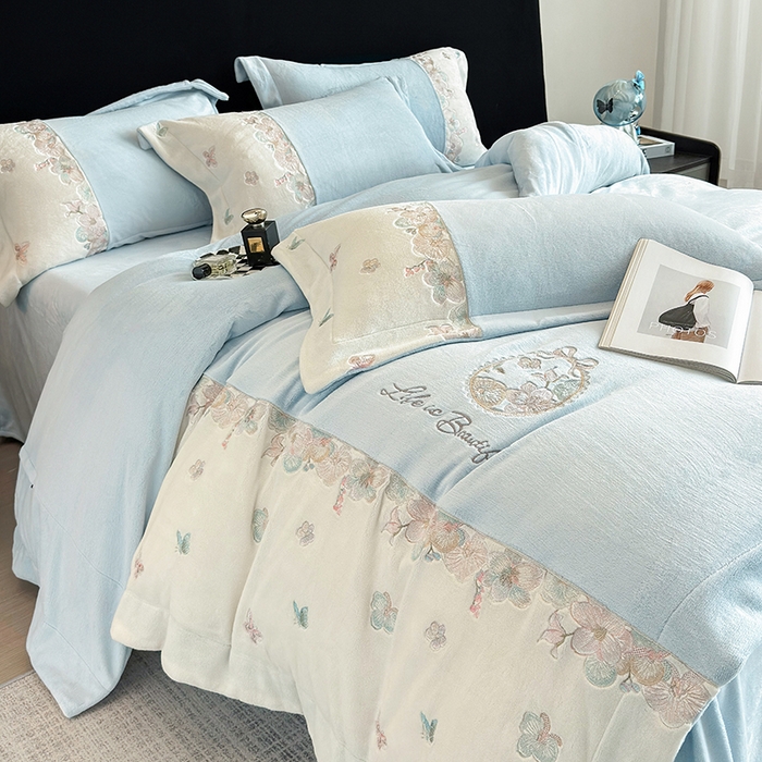 91家纺网 家纺一手货源 找家纺 欣宜家纺 2025秋冬爆款新品A类230克全消光牛奶绒绣花四件套 蝶纷飞-蓝