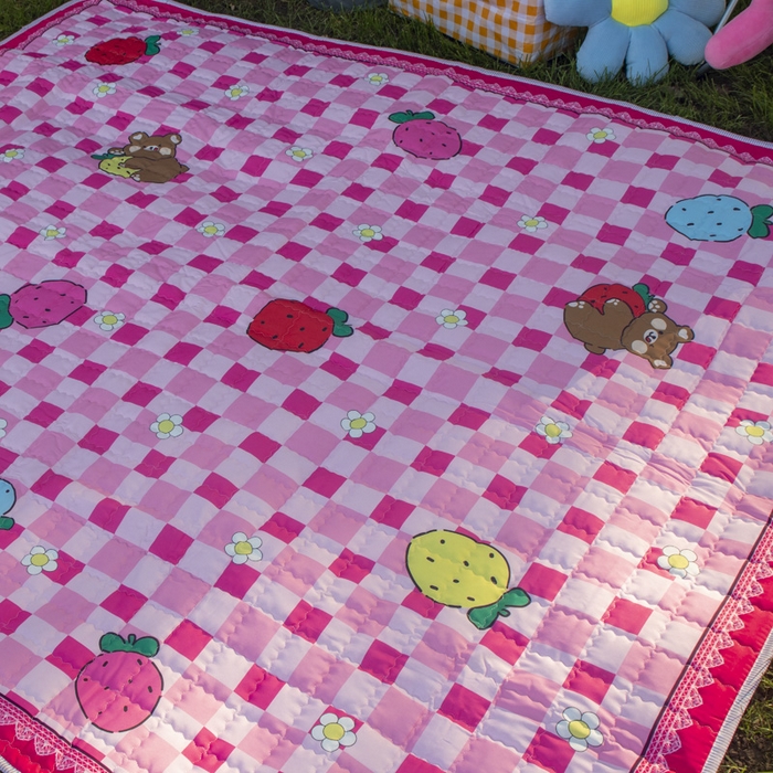 91家纺网 家纺一手货源 找家纺 欣宜家纺 2025新款ins风加厚绗缝防泼水野餐垫 草莓熊