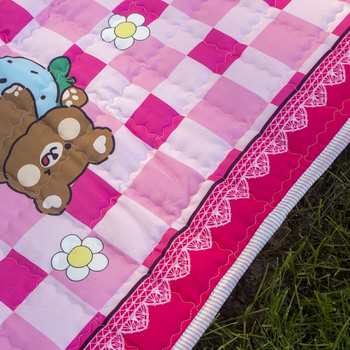 91家纺网 家纺一手货源 找家纺 欣宜家纺 2025新款ins风加厚绗缝防泼水野餐垫 草莓熊