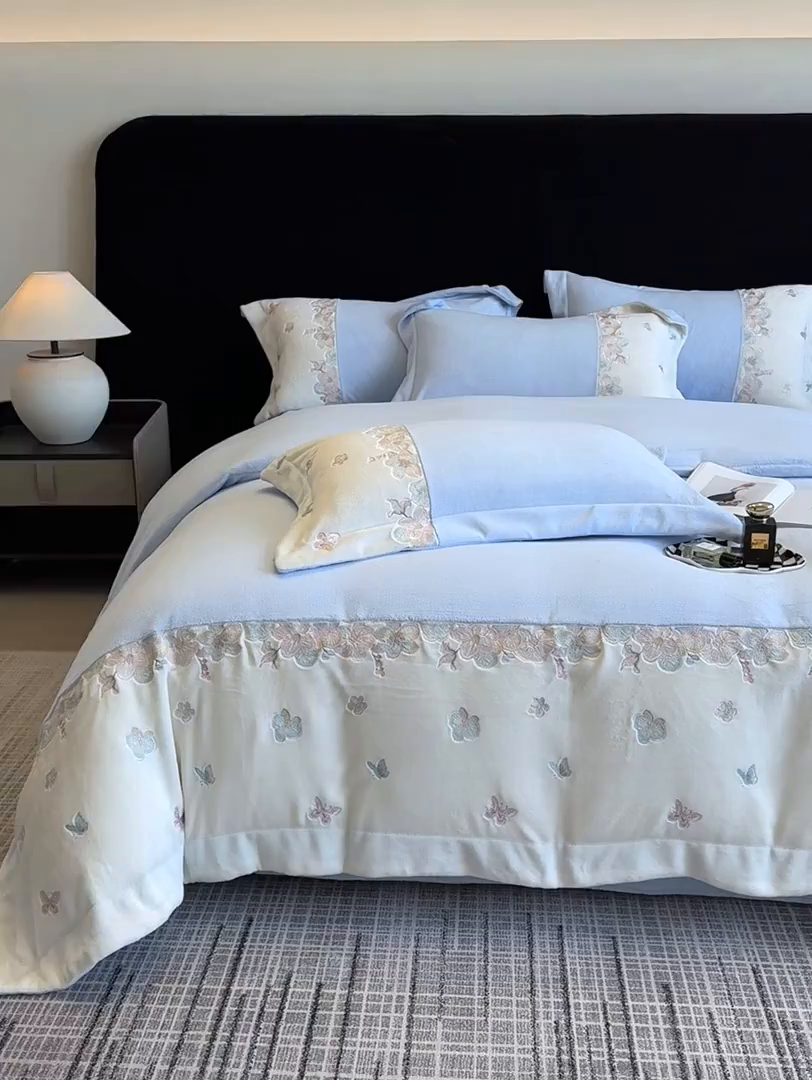 91家纺网 家纺一手货源 找家纺 欣宜家纺 2025秋冬爆款新品A类230克全消光牛奶绒绣花四件套 蝶纷飞-蓝