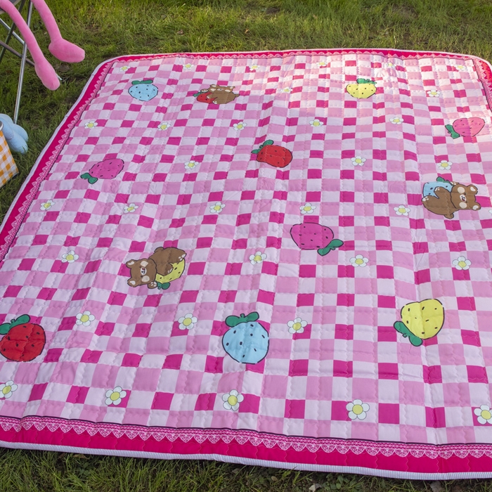 91家纺网 家纺一手货源 找家纺 欣宜家纺 2025新款ins风加厚绗缝防泼水野餐垫 草莓熊