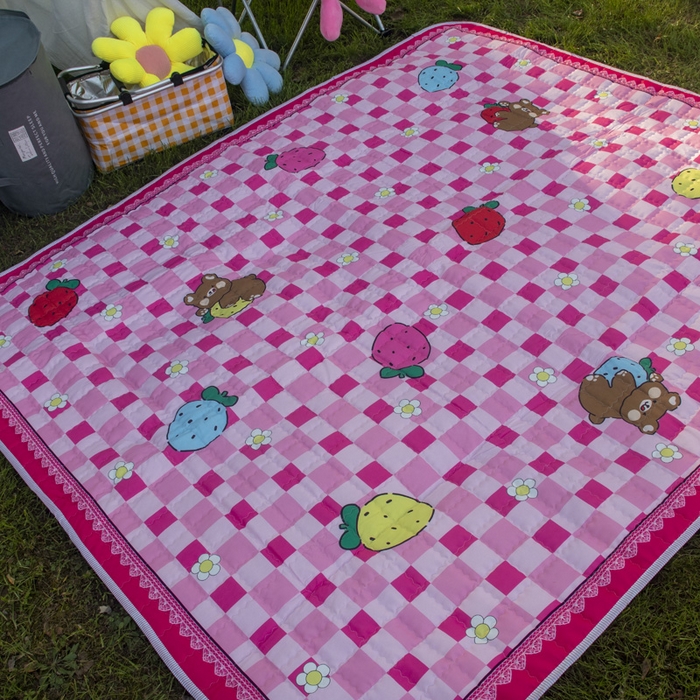 91家纺网 家纺一手货源 找家纺 欣宜家纺 2025新款ins风加厚绗缝防泼水野餐垫 草莓熊