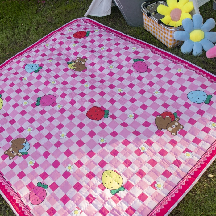 91家纺网 家纺一手货源 找家纺 欣宜家纺 2025新款ins风加厚绗缝防泼水野餐垫 草莓熊