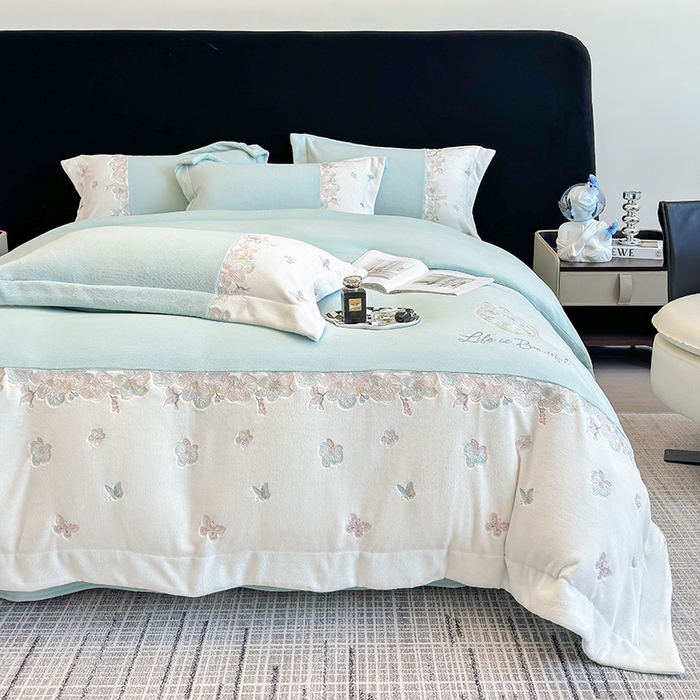 91家纺网 家纺一手货源 找家纺 欣宜家纺 2025秋冬爆款新品A类230克全消光牛奶绒绣花四件套 蝶纷飞-绿