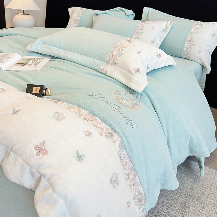 91家纺网 家纺一手货源 找家纺 欣宜家纺 2025秋冬爆款新品A类230克全消光牛奶绒绣花四件套 蝶纷飞-绿