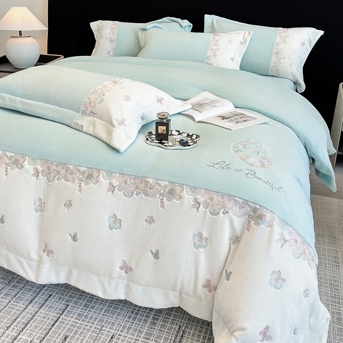 91家纺网 家纺一手货源 找家纺 欣宜家纺 2025秋冬爆款新品A类230克全消光牛奶绒绣花四件套 蝶纷飞-绿