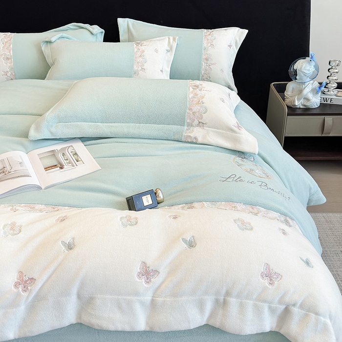 91家纺网 家纺一手货源 找家纺 欣宜家纺 2025秋冬爆款新品A类230克全消光牛奶绒绣花四件套 蝶纷飞-绿