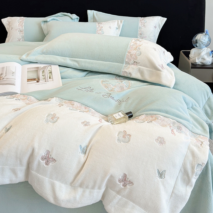 91家纺网 家纺一手货源 找家纺 欣宜家纺 2025秋冬爆款新品A类230克全消光牛奶绒绣花四件套 蝶纷飞-绿