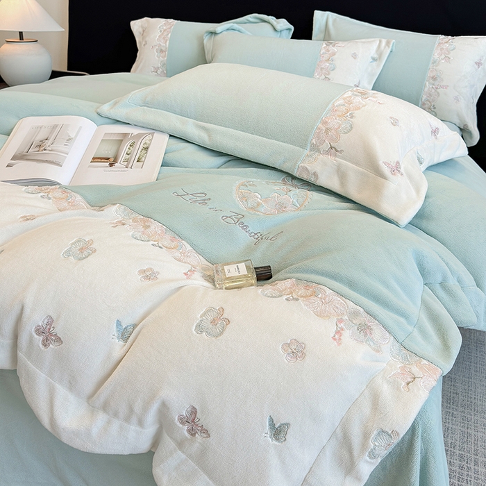 91家纺网 家纺一手货源 找家纺 欣宜家纺 2025秋冬爆款新品A类230克全消光牛奶绒绣花四件套 蝶纷飞-绿