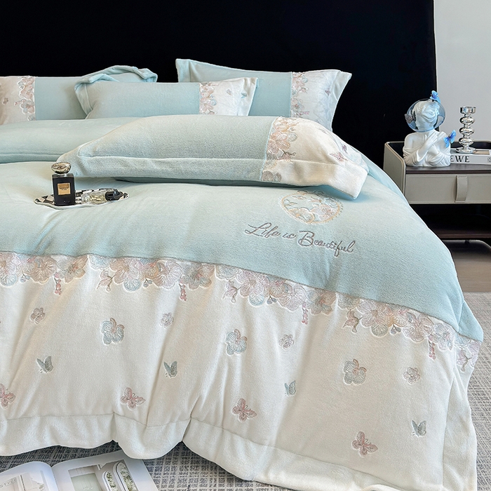 91家纺网 家纺一手货源 找家纺 欣宜家纺 2025秋冬爆款新品A类230克全消光牛奶绒绣花四件套 蝶纷飞-绿