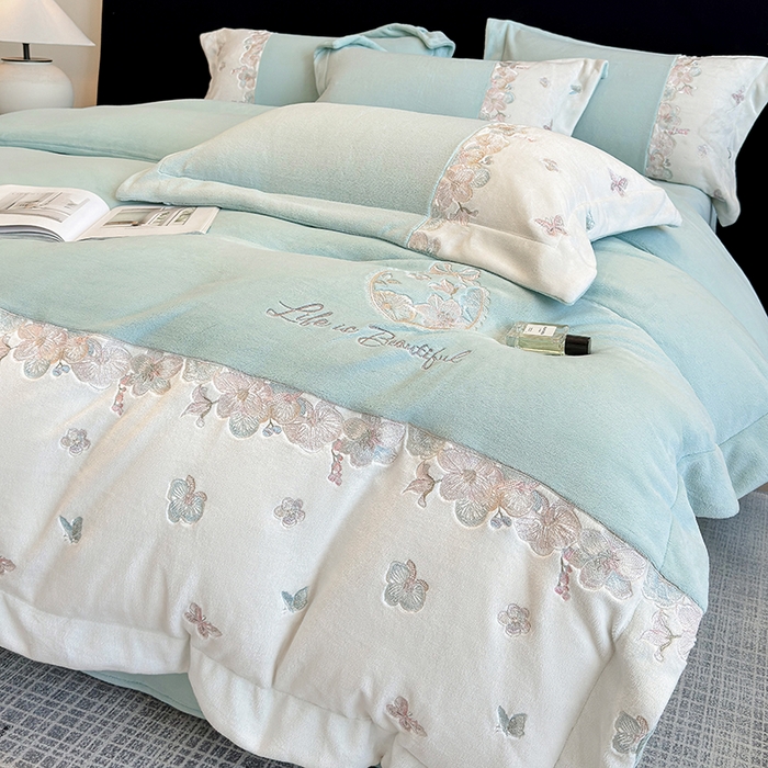 91家纺网 家纺一手货源 找家纺 欣宜家纺 2025秋冬爆款新品A类230克全消光牛奶绒绣花四件套 蝶纷飞-绿