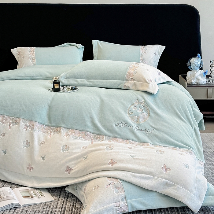 91家纺网 家纺一手货源 找家纺 欣宜家纺 2025秋冬爆款新品A类230克全消光牛奶绒绣花四件套 蝶纷飞-绿