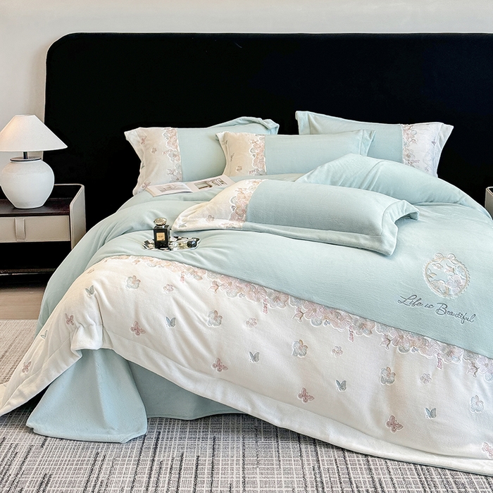 91家纺网 家纺一手货源 找家纺 欣宜家纺 2025秋冬爆款新品A类230克全消光牛奶绒绣花四件套 蝶纷飞-绿