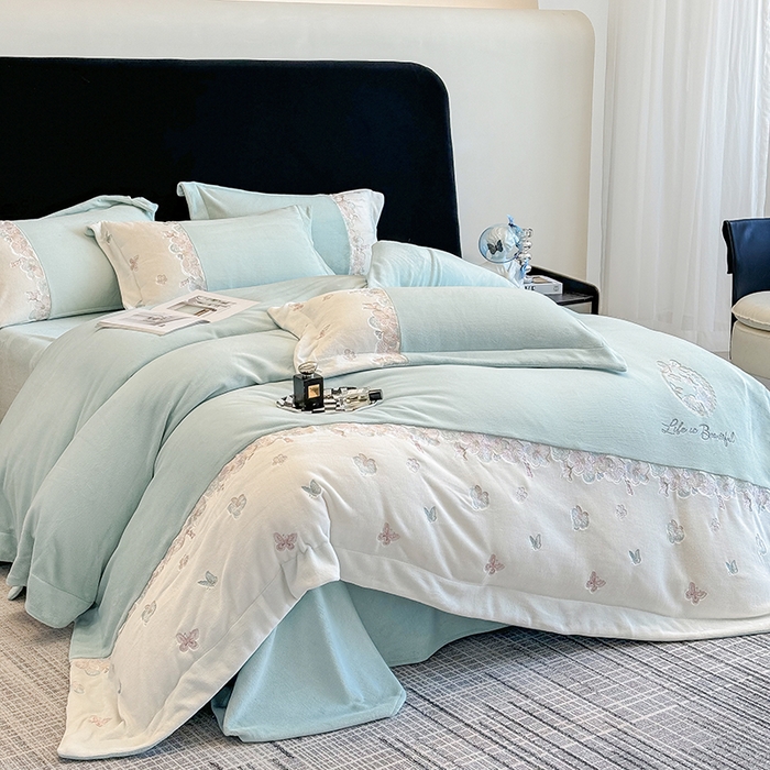 91家纺网 家纺一手货源 找家纺 欣宜家纺 2025秋冬爆款新品A类230克全消光牛奶绒绣花四件套 蝶纷飞-绿