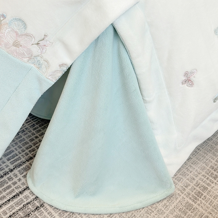 91家纺网 家纺一手货源 找家纺 欣宜家纺 2025秋冬爆款新品A类230克全消光牛奶绒绣花四件套 蝶纷飞-绿