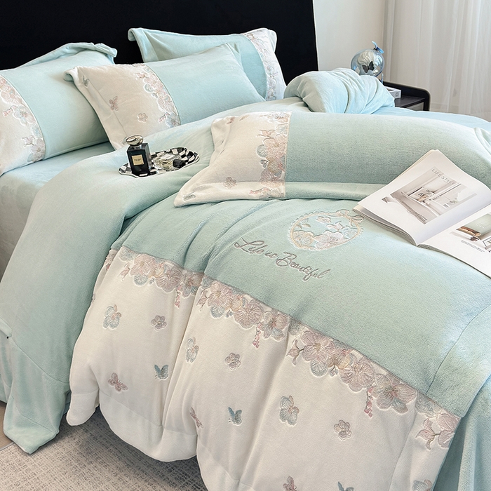 91家纺网 家纺一手货源 找家纺 欣宜家纺 2025秋冬爆款新品A类230克全消光牛奶绒绣花四件套 蝶纷飞-绿