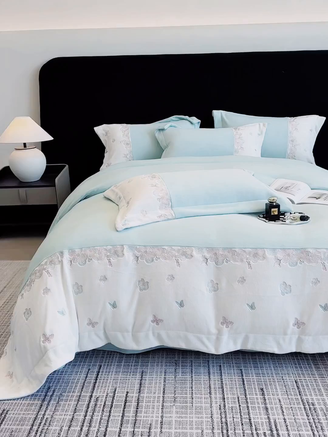 91家纺网 家纺一手货源 找家纺 欣宜家纺 2025秋冬爆款新品A类230克全消光牛奶绒绣花四件套 蝶纷飞-绿