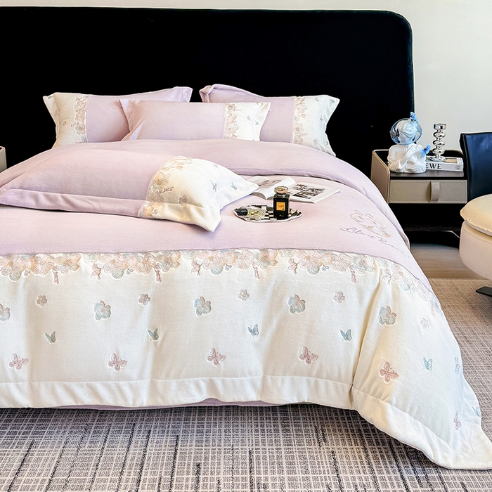 91家纺网 家纺一手货源 找家纺 欣宜家纺 2025秋冬爆款新品A类230克全消光牛奶绒绣花四件套 蝶纷飞-紫