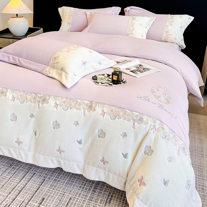 91家纺网 家纺一手货源 找家纺 欣宜家纺 2025秋冬爆款新品A类230克全消光牛奶绒绣花四件套 蝶纷飞-紫