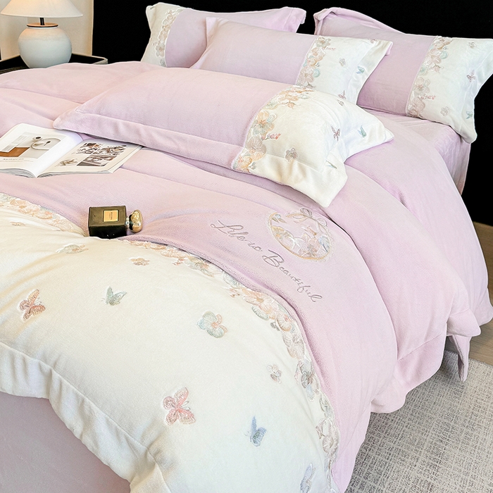 91家纺网 家纺一手货源 找家纺 欣宜家纺 2025秋冬爆款新品A类230克全消光牛奶绒绣花四件套 蝶纷飞-紫